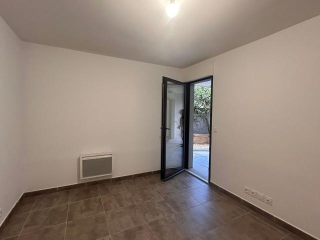 Location appartement, 47.7 m² T 2 à Vence, 885 €