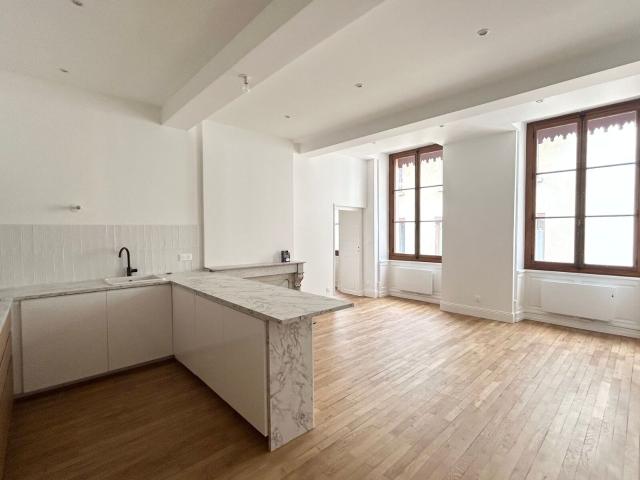 Location appartement, 47.97 m² T 2 à Vienne, 880 €