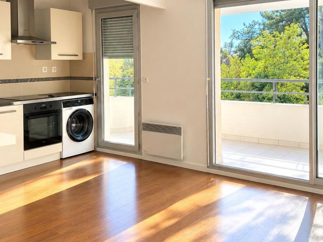 Location appartement, 45 m² T 2 à Marseille 12, 837 €