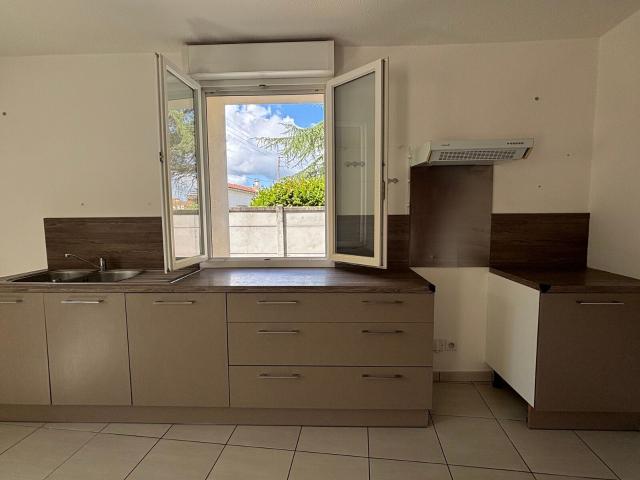 Location appartement, 48.01 m² T 2 à Lesparre Médoc, 598 €