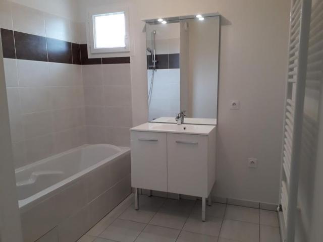 Location Appartement 4 pièces 73m² BARBERAZ 73000