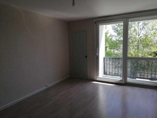 Location: Appartement 4 pièces 71 m2 – GRAND CHARMONT