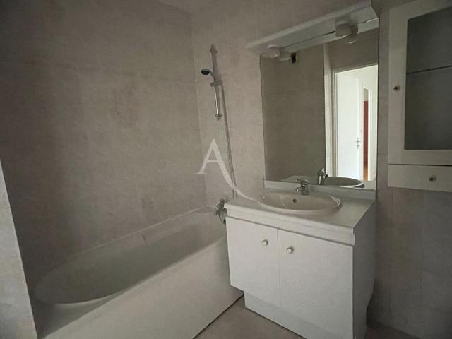 Location appartement 4 pièces, 74.66m², Saint Thibault des Vignes