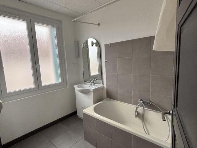 Location Appartement 4 pièces 76m² LE POUZIN 07250