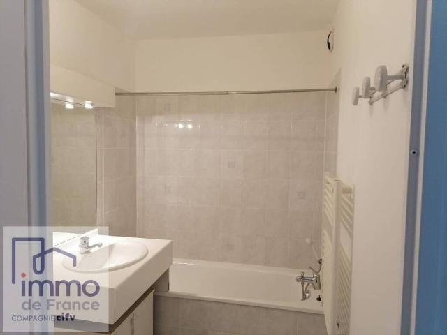 Location Appartement 4 pièces 80m² VIF 38450