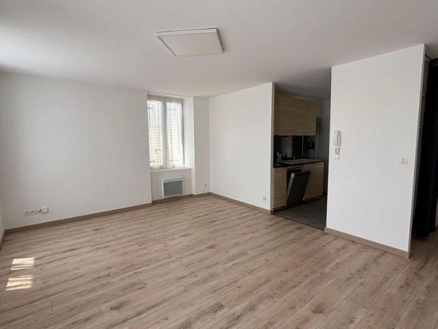 Location Appartement 4 pièces 82m² COUX 07000