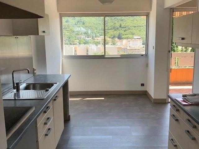 Location Appartement 4 pièces 88m² LES VANS 07140