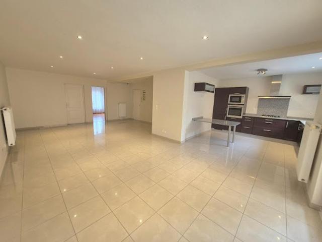 Location Appartement 5 pièces 100 m2 Saint Julien lès Metz