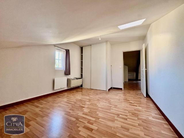 Location Appartement 4 pièces 104m² COUTRAS 33230