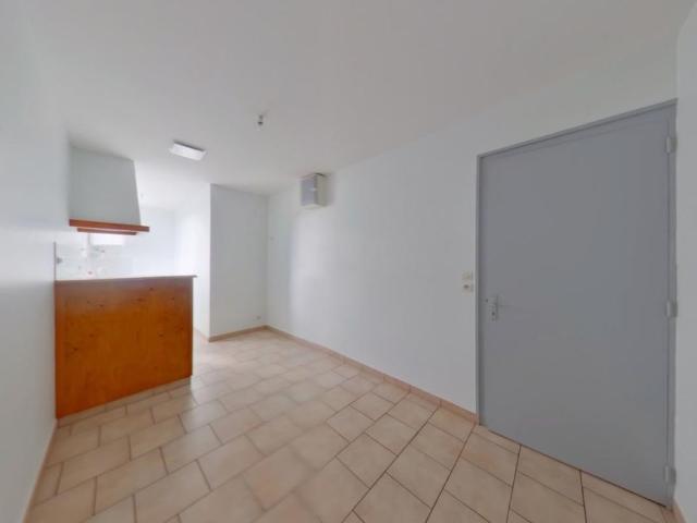 Location Appartement 4 pièces 107m² LUSSAC LES CHATEAUX 86320