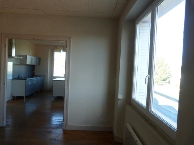 Louer appartement de 4 pièces 108 m² 700 € à Vierzon 18100: une annonce Arthurimmo.com