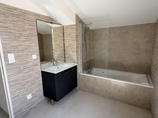 Location appartement 4 pièces, 122.00m², La Crau