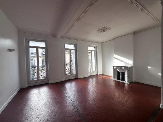 Location Appartement 4 pièces 122m² MARSEILLE 8ème