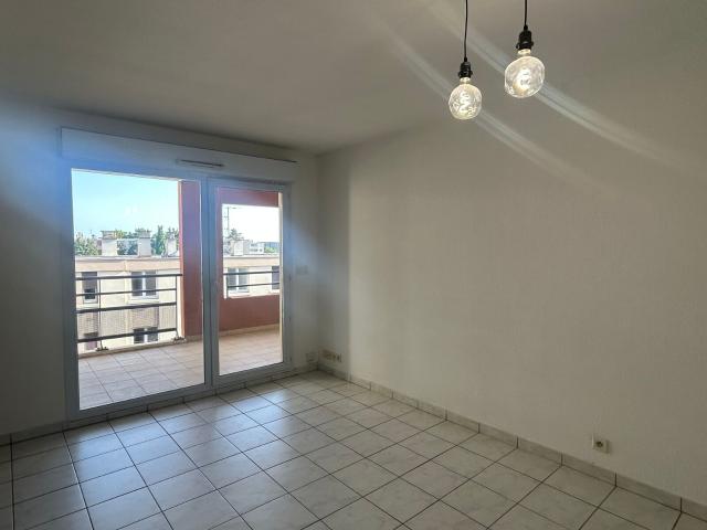 Location appartement, 53.79 m² T 3 à Nîmes, 820 €