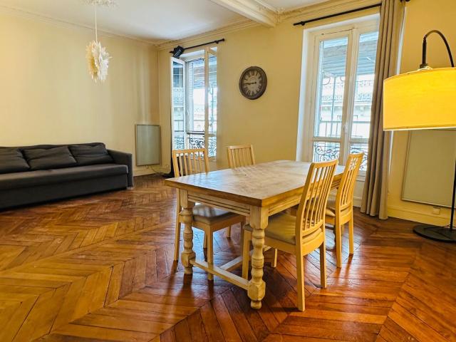 Location appartement, 53.36 m² T 2 à Paris 8, 1 870 €