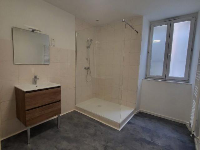 Location Appartement 5 pièces 78m² PRIVAS 07000