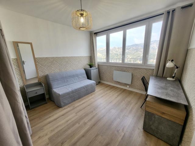 Location Appartement 5 pièces 94m² MARSEILLE 9ème