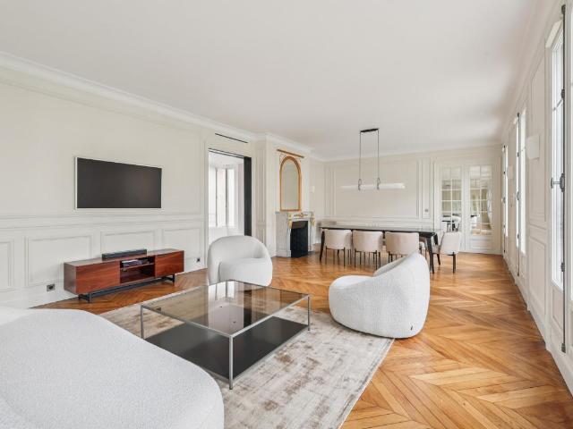 Location Appartement 5 pièces Meublé 152m² PARIS 8ème