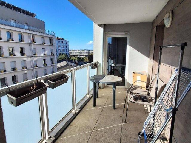 Location Appartement 62 m² à Lyon 7e Arrondissement 924 ¤ CC /mo