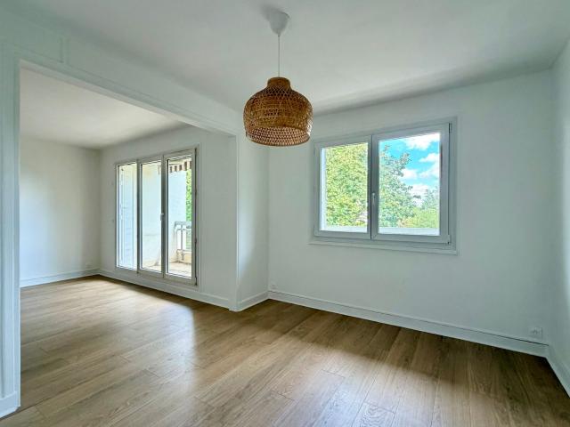Location appartement, 77.44 m² T 3 à Saint Maur des Fossés, 1 700 €