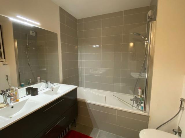 Location appartement, 81.6 m² T 3 à Divonne les Bains, 2 600 €