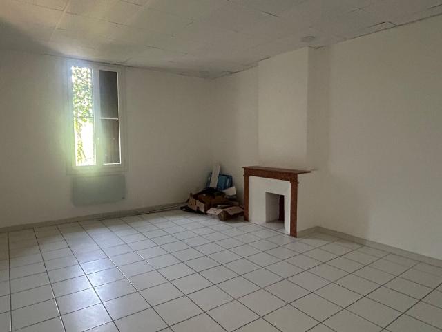 Location appartement, 97.2 m² T 4 à Saint Gilles, 800 €