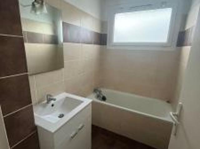 location appartement 151 rue tour de l' evêque 3 pièces 67 m2 gard 30900 739 €