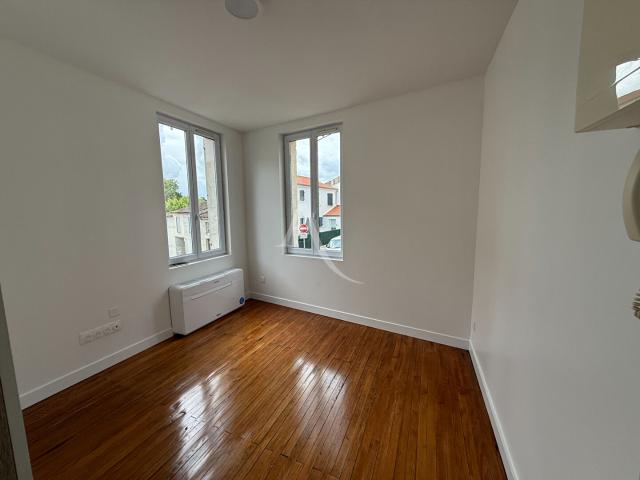 Appartement 1 pièce Saintes 14.00m² 350€ à louer l'Adresse