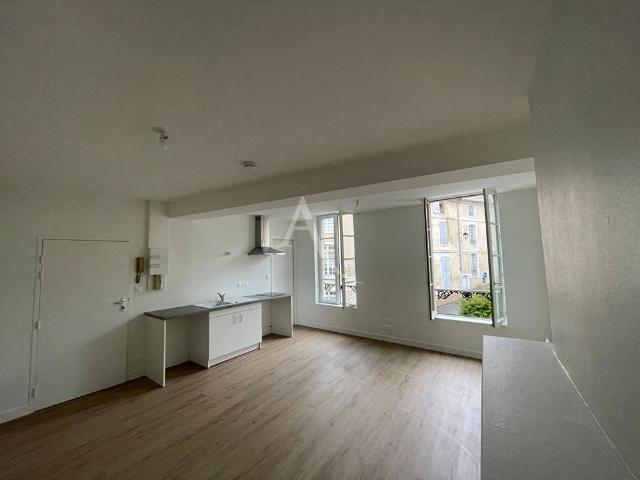 Location Appartement 1 pièce 28m² FONTENAY LE COMTE 85200