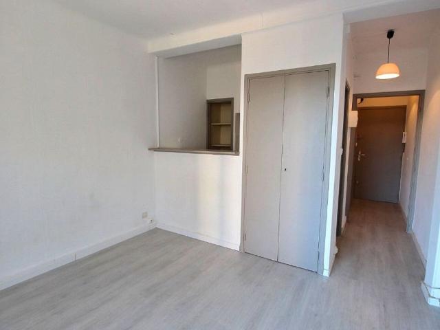 Location appartement, 22.8 m² T 1 à Marseille 5, 500 €