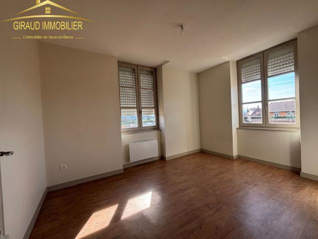 Location Appartement 2 pièces 45m² CHARLIEU 42190