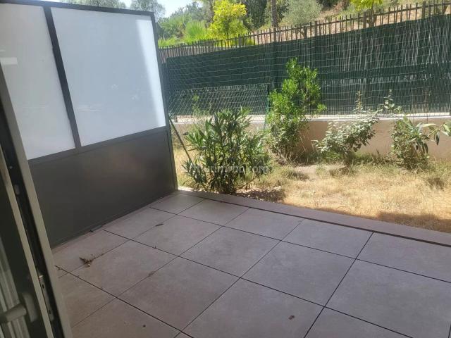 Louer appartement de 2 pièces 54 m² 970 € à Saint Raphaël 83530: une annonce Arthurimmo.com
