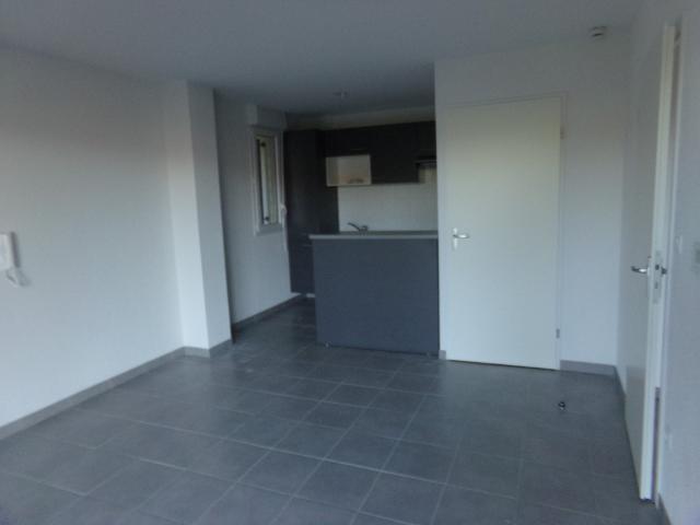 LOCATION APPARTEMENT 2 PIECES EN REZ DE JARDIN SITUE A PINS JUSTARET