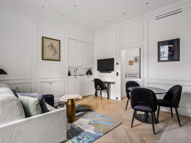 Location Appartement 2 pièces Meublé 40m² PARIS 8ème