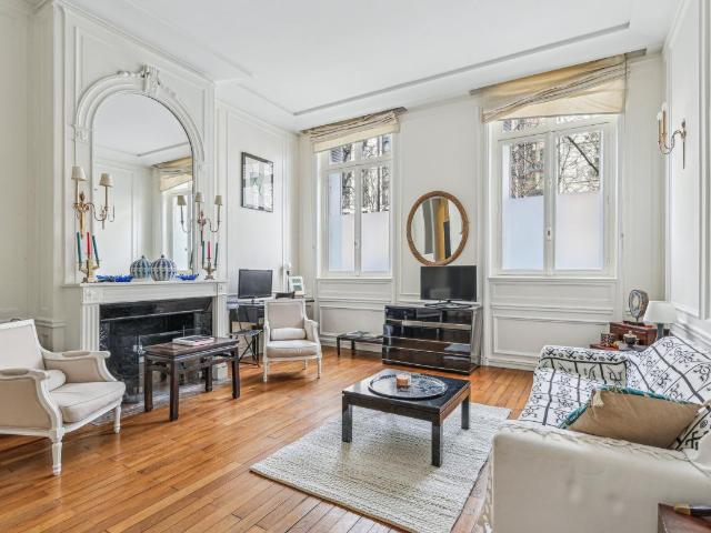 Location Appartement 2 pièces Meublé 62m² PARIS 8ème