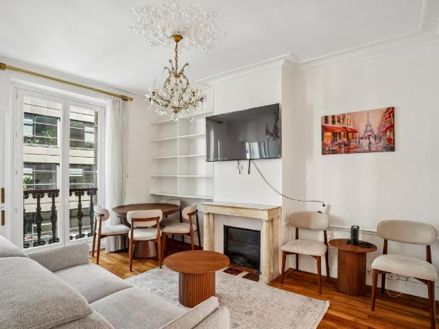 Location Appartement 2 pièces PARIS 8ème