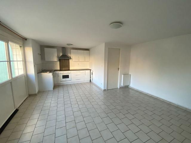 Location appartement 3 pièces, 49.03m², Corné
