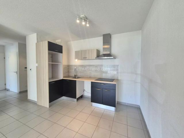 Louer appartement de 3 pièces 55 m² 815 € à Draguignan 83300: une annonce Arthurimmo.com