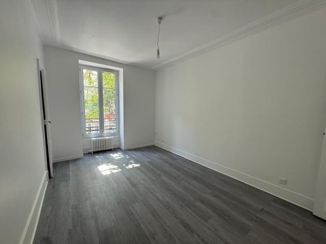 Location Appartement 3 pièces 61m² PARIS 18ème