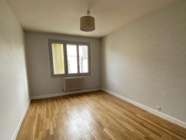 Location Appartement 3 pièces 70m² USSEL 19200