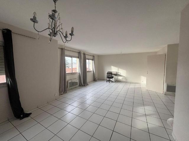 Location Appartement 3 pièces 77m² VAULX EN VELIN 69120