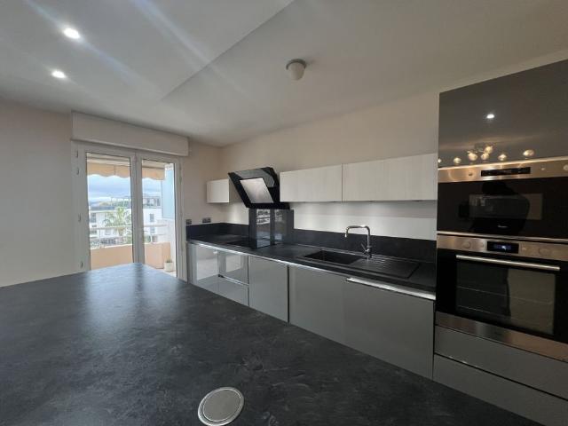Location Appartement 3 pièces 75m² ST LAURENT DU VAR 06700