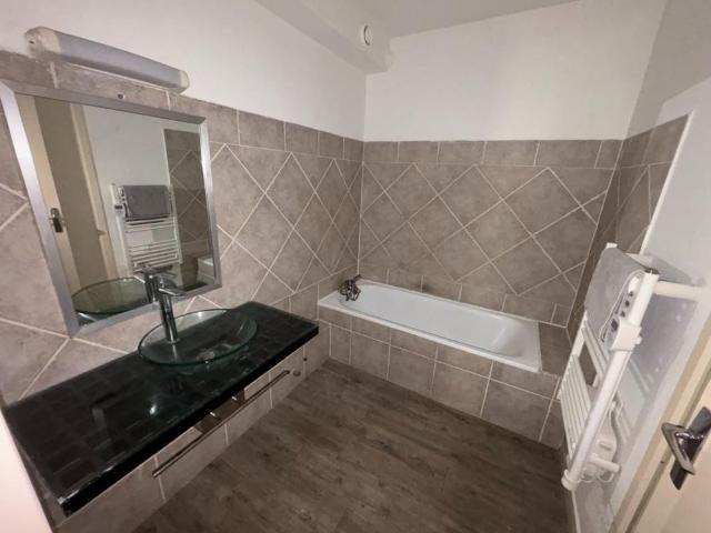 Location Appartement 3 pièces 80m² VILLENEUVE LES AVIGNON 30400