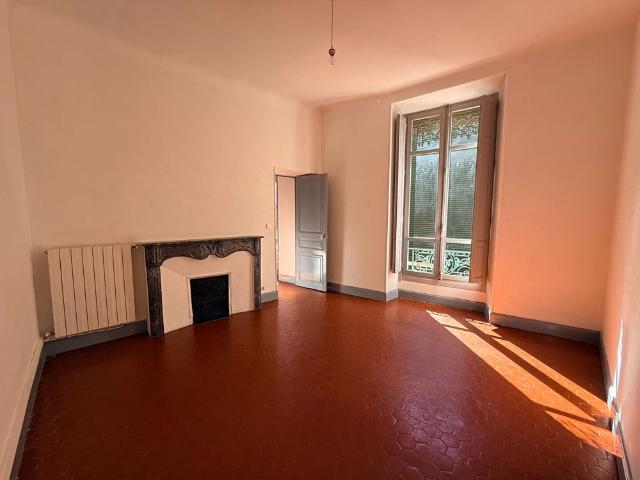 Location appartement 3 pièces, 96.01m², Nîmes