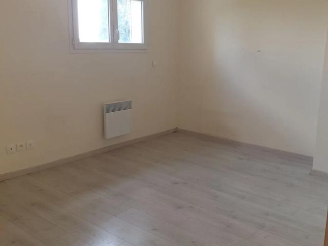 Location appartement 3 pièces avec terrasse et parking à St