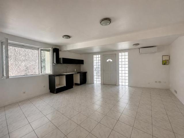 LOCATION APPARTEMENT 3 PIECES EN REZ DE CHAUSSEE A COMBAS