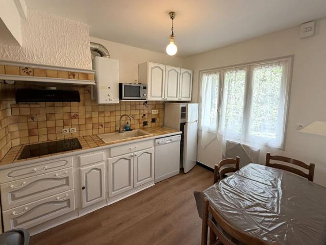Location appartement T3 61 m² Carcassonne 1er étage balcon cuisine indépendante parking