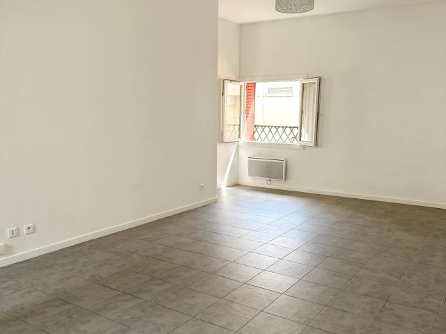 Location APPARTEMENT T2 13007 MARSEILLE 07, Quartier Saint Victor rue du Chantier, double exposition, placards