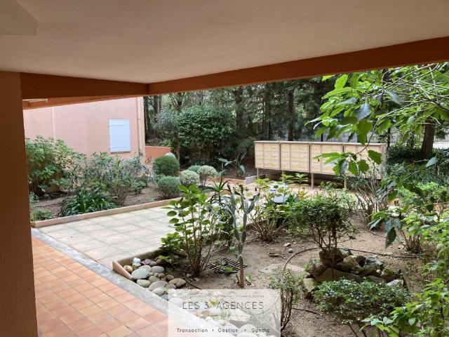 Location Appartement T2 avec terrasse et garage à Cavalaire | Les 3 Agences