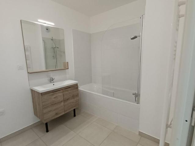 location Appartement T4 DE 78.6m² À SAINT MARTIN DE CRAU